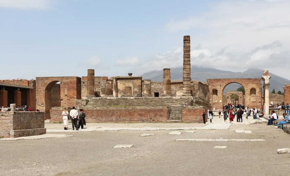 Ruines de Pompéi avec le Vésuve en arrière-plan, Campanie
