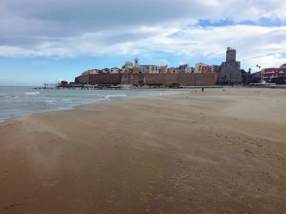 Front de mer et plage de Termoli, Molise, Italie