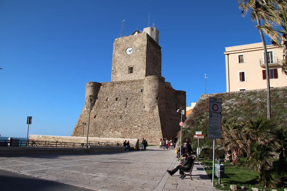 Castello Svevo de Termoli, tour massive sur base pyramidale, Molise
