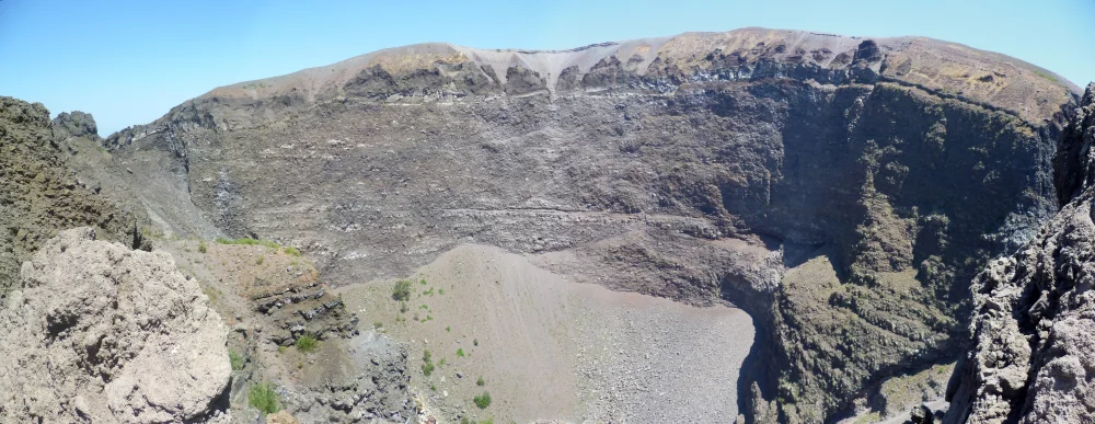 Sentier volcanique menant à la lèvre du cratère du Vésuve, lapillis rouges