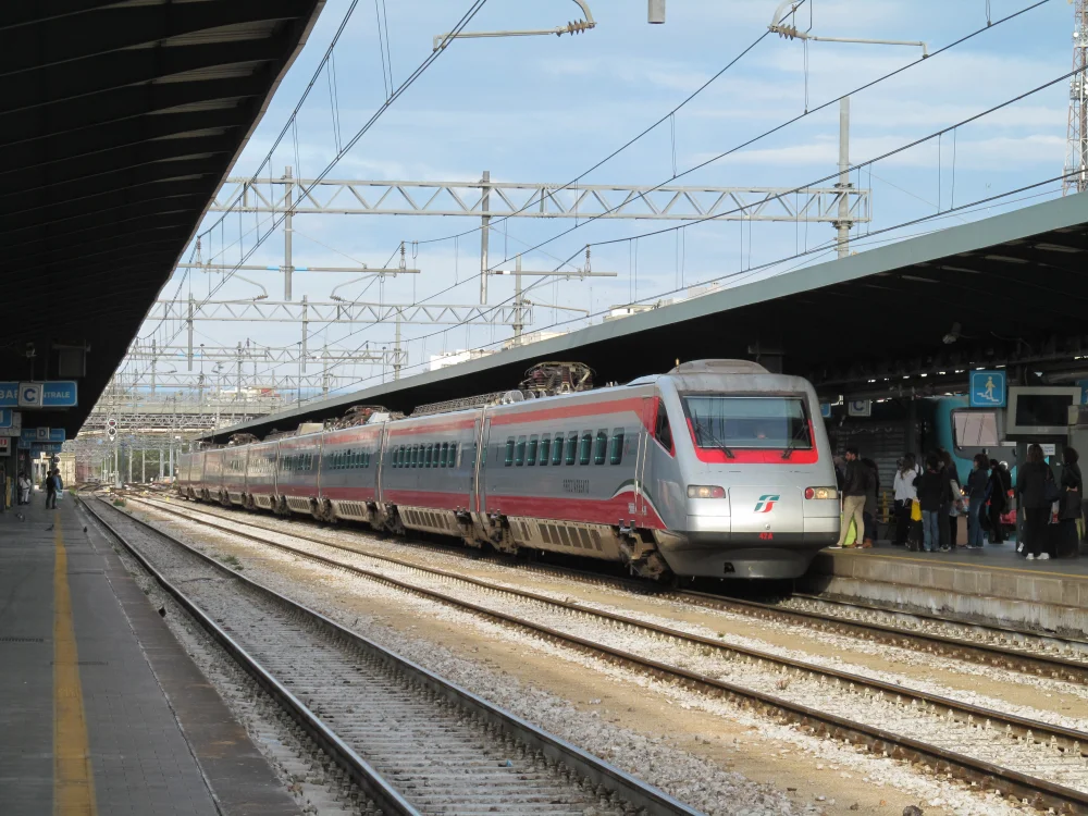 Train Trenitalia ETR 485 à quai en gare de Bari Centrale, point de départ vers les Pouilles