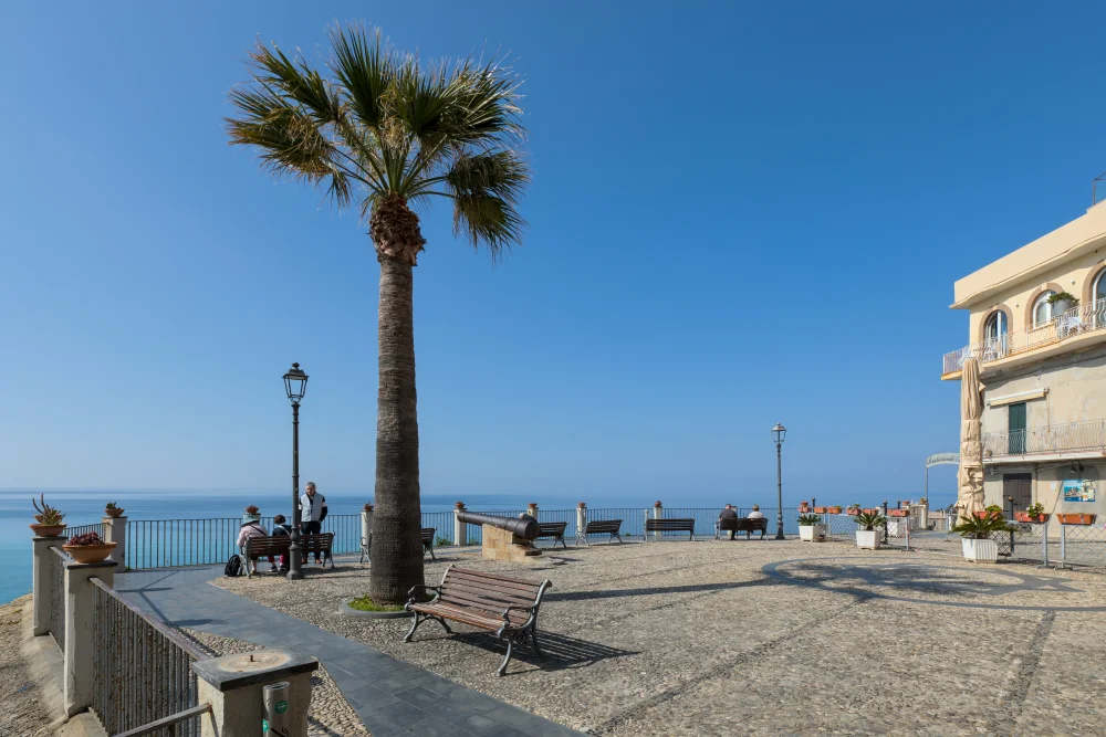 Côte de Tropea en Calabre, point de départ des navettes rapides vers les îles Éoliennes