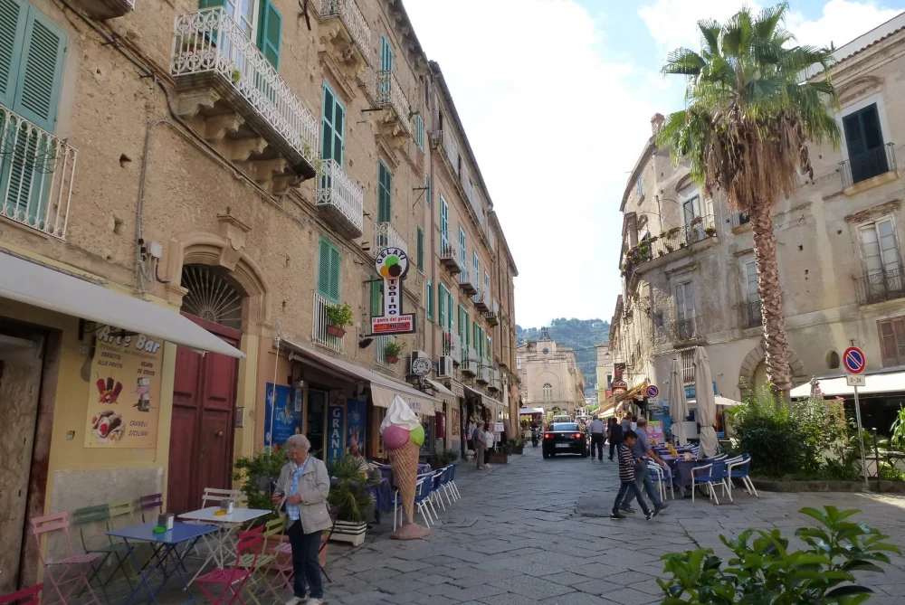 Ruelle pavée du Corso Vittorio Emanuele avec ses palais anciens, Tropea