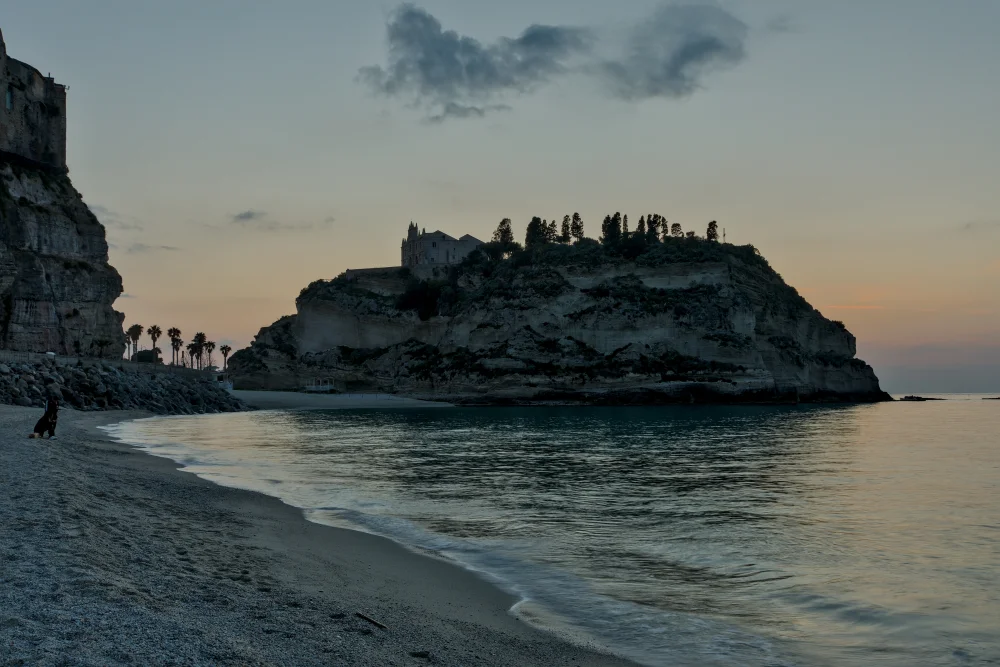 Église Santa Maria dell'Isola sur son promontoire de grès au coucher de soleil, Tropea, Calabre