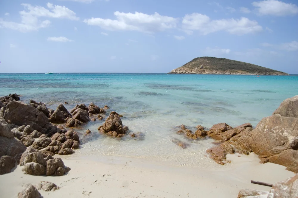 Plage de Tuerredda et son eau claire, sud de la Sardaigne