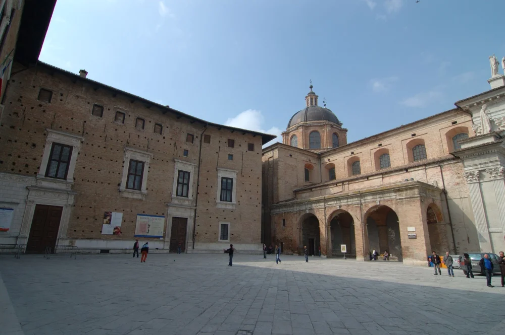 Piazza animée du centre historique d'Urbino, Marches