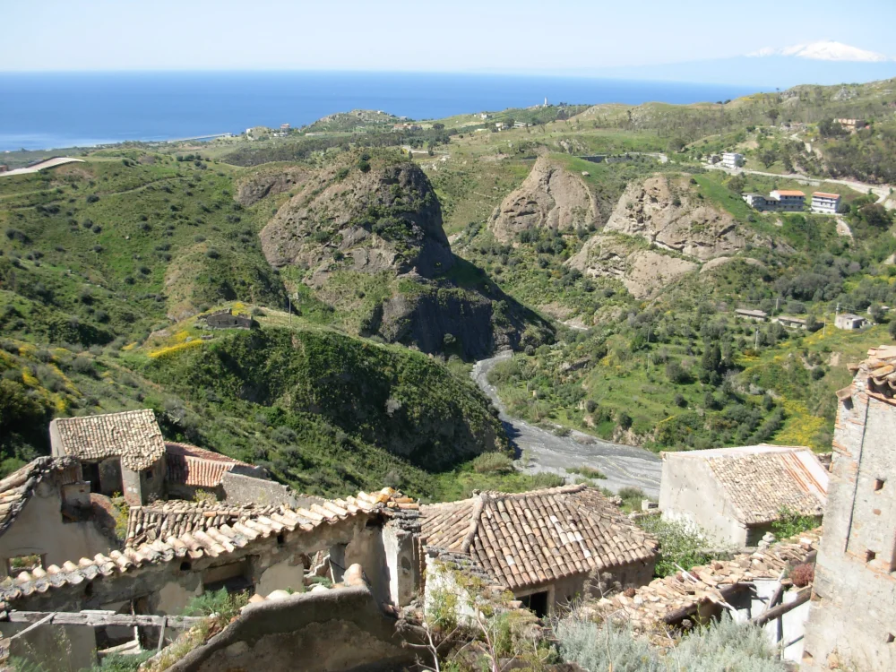 Route sinueuse à travers la vallée de la Fiumara Sant'Elia menant à Pentidattilo, Calabre