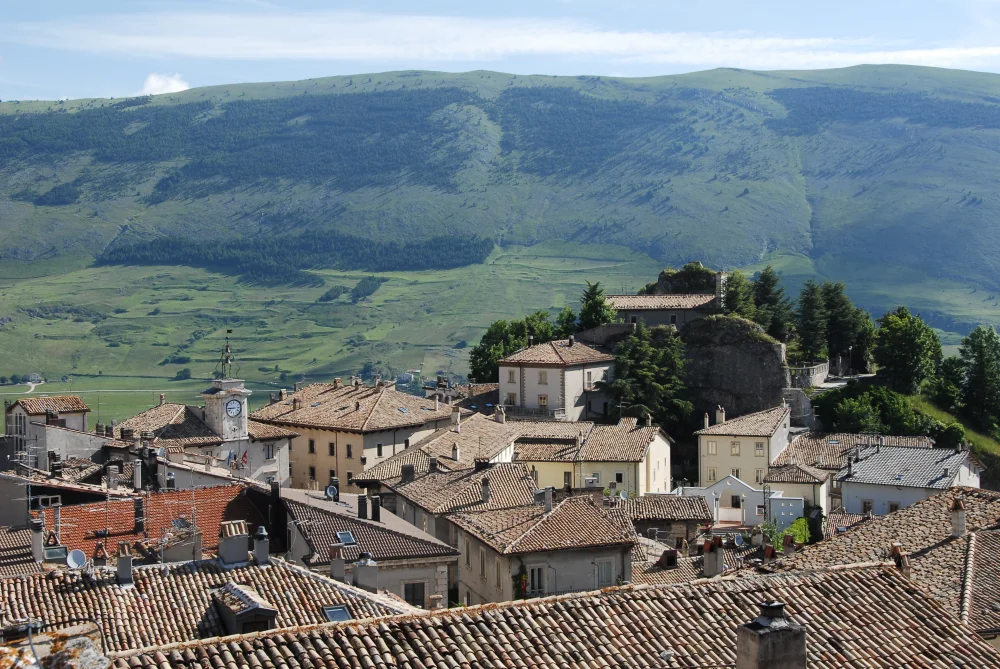 Vue aérienne du centre historique de Pescocostanzo à 1 395 mètres d'altitude