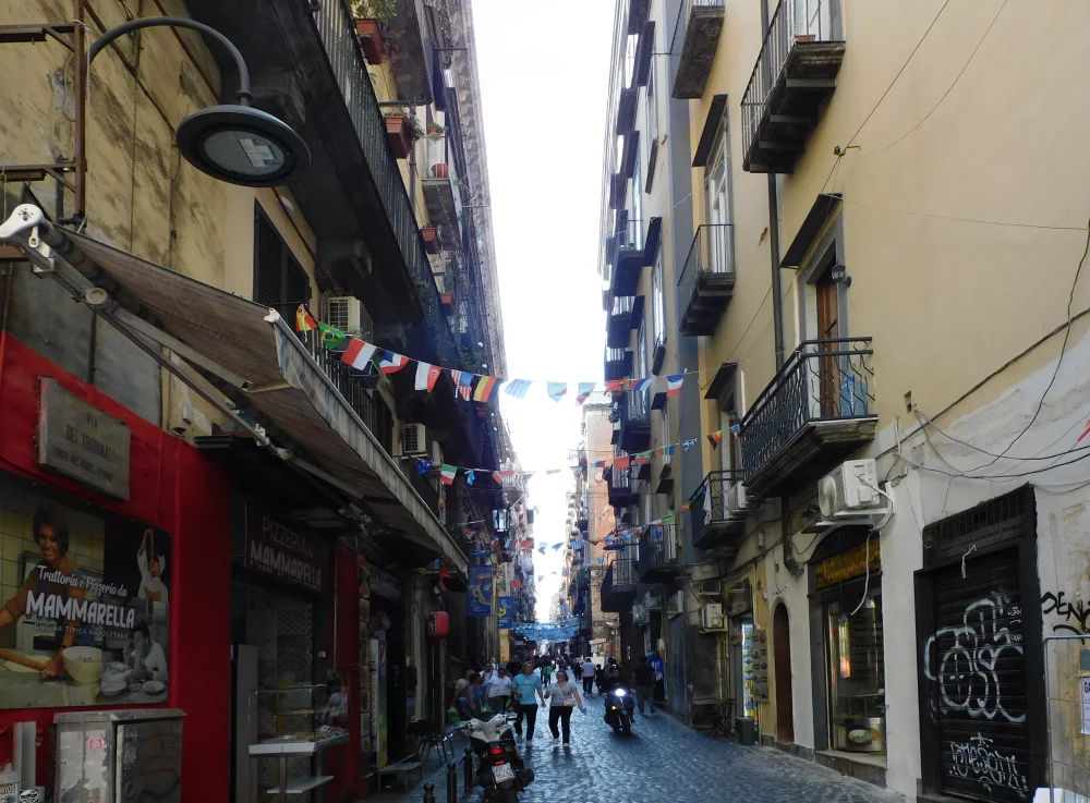 Ruelle commerçante de la Via dei Tribunali dans le centre historique de Naples