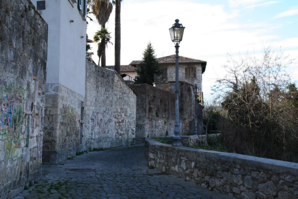 Ruelle pavée de la Rua delle Stelle le long des remparts à Ascoli Piceno