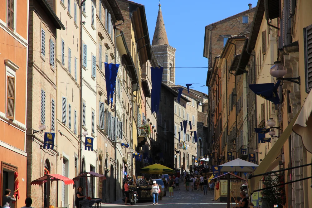 Ruelle pavée en pente de la Via Giuseppe Mazzini dans le centre historique d'Urbino