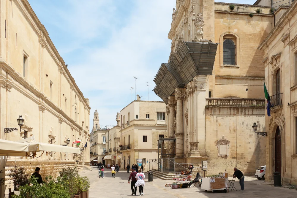 Via Giuseppe Libertini à Lecce, rue historique bordée de façades en pierre calcaire, Pouilles