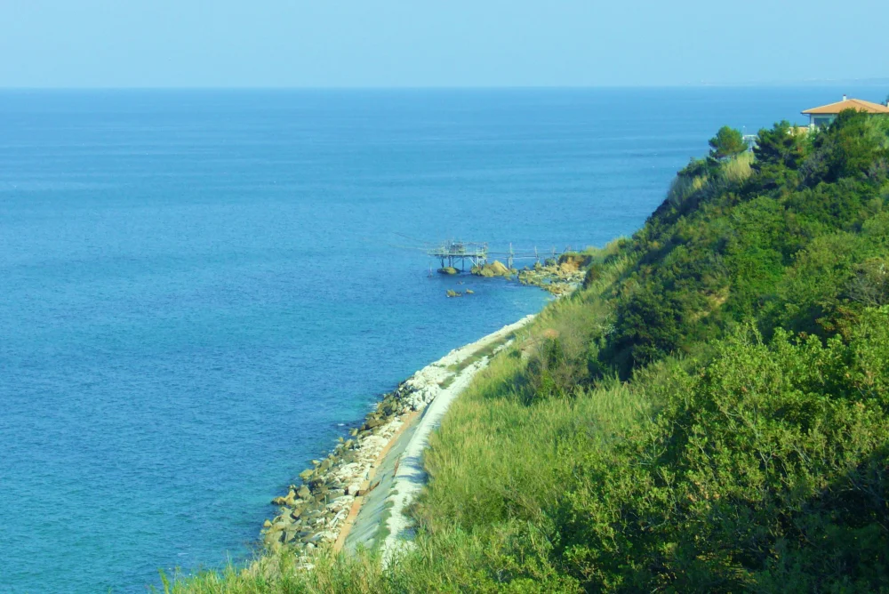 Vue depuis l'Eremo Dannunziano sur la côte de San Vito Chietino, Abruzzes
