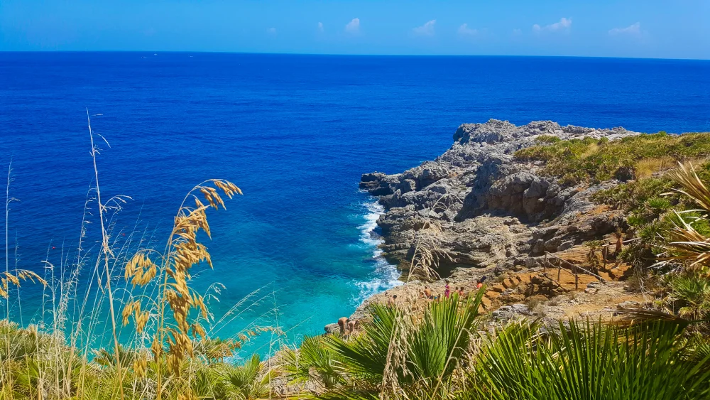 Vue sur la côte rocheuse de la Riserva dello Zingaro et la mer Tyrrhénienne, Sicile
