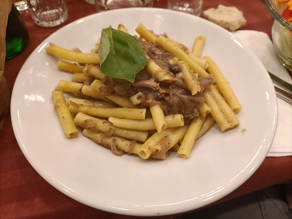 Pâtes à la Genovese, sauce d'oignons cuivrés et bœuf, spécialité de Naples