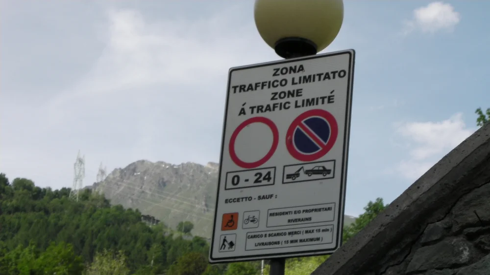 Panneau de signalisation ZTL zone à trafic limité en Italie