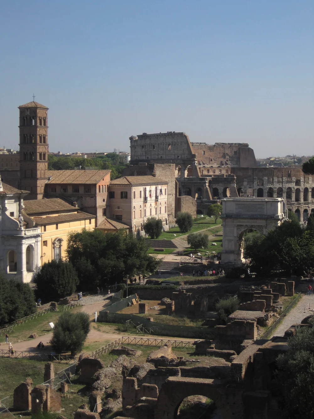 Vue du Forum romain et du Colisée depuis la colline du Palatin, début de l'itinéraire sur Rome en 3 jours