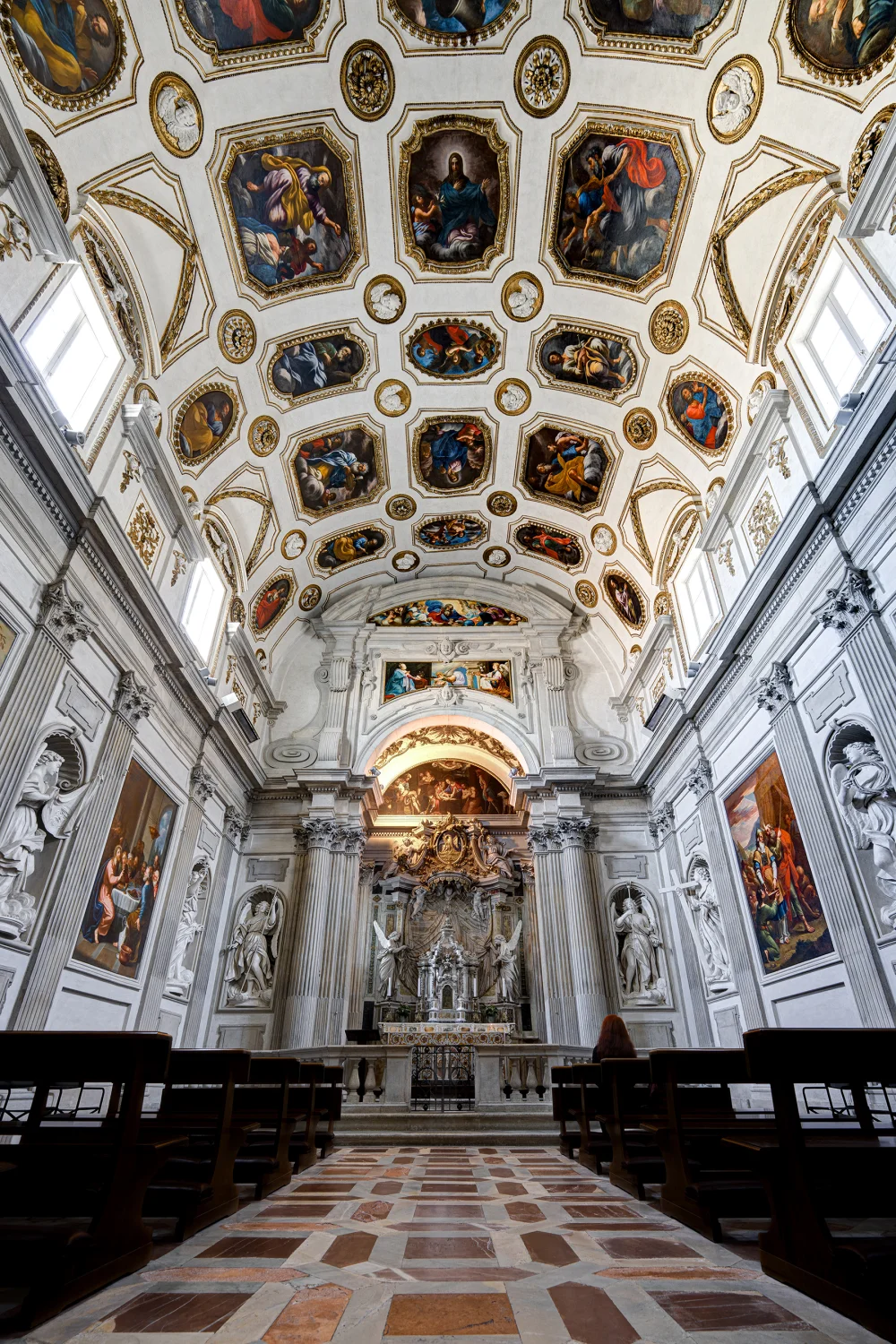 Chapelle du Saint-Sacrement dans la cathédrale de Spoleto, avec ses fresques et ses dorures