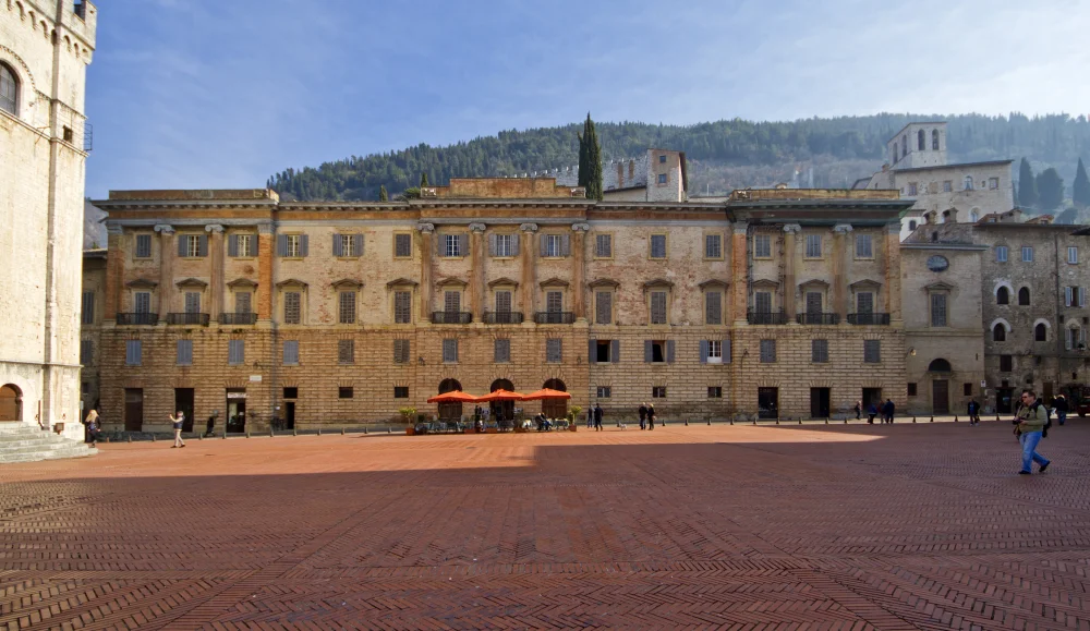 Piazza Grande de Gubbio bâtie sur ses voûtes de soutènement du XIVe siècle, première étape d'un itinéraire de l'ombrie en 7 jours