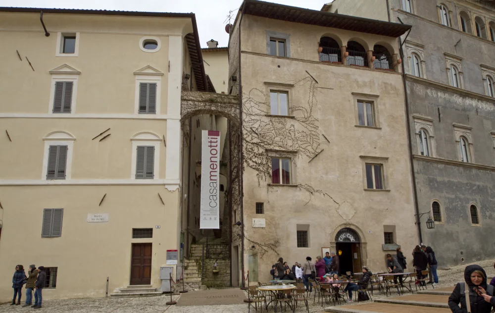 Piazza del Duomo à Spoleto avec la Casa Menotti, siège du centre de documentation du Festival dei Due Mondi