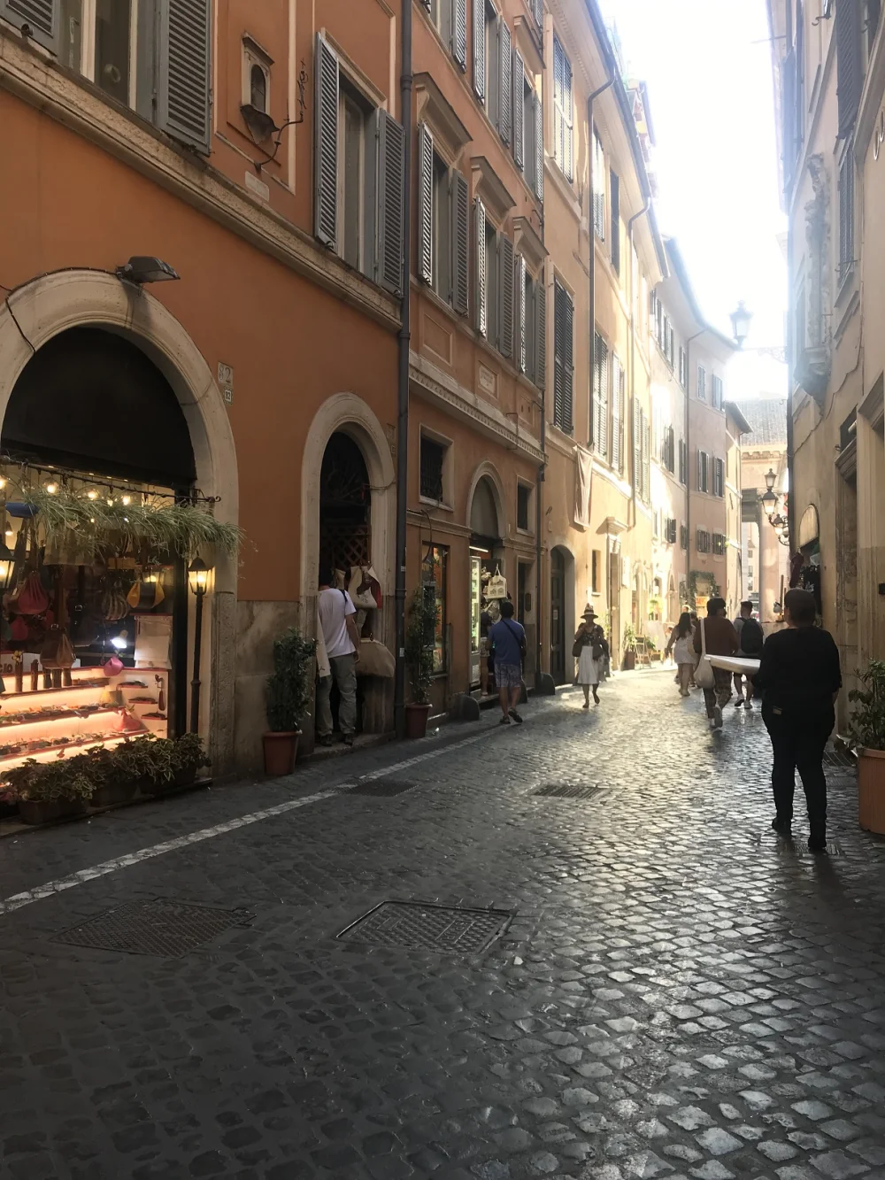 Rue étroite à l'ombre dans le centre de rome en août, pavés et façades ocre