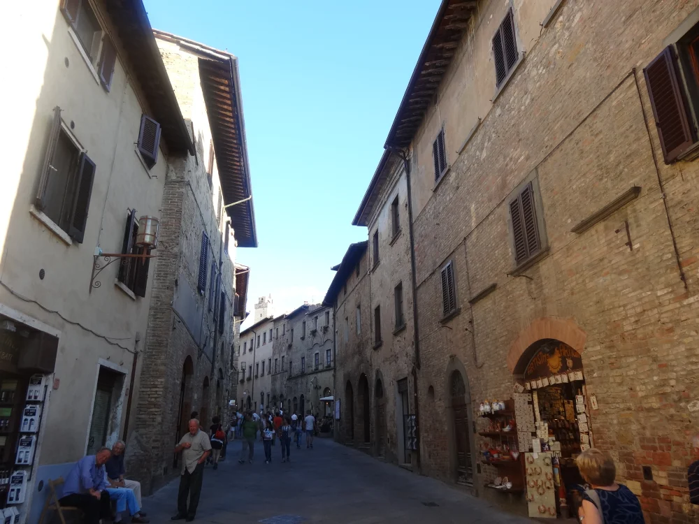 Ruelle pavée de la Via San Matteo bordée de façades médiévales, San Gimignano
