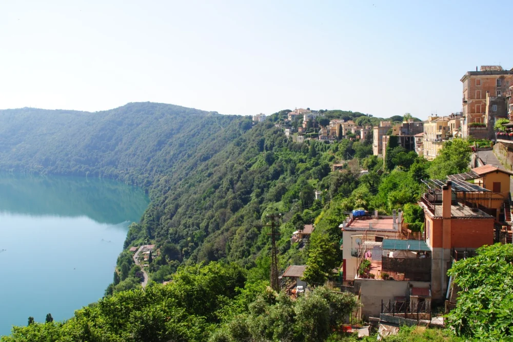 Vue panoramique sur le lac d'Albano depuis Castel Gandolfo, Castelli Romani