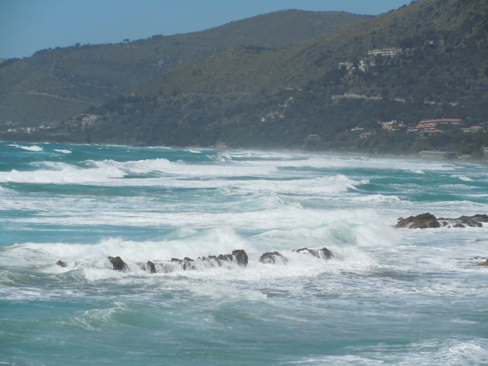 Rochers et mer transparente à Acciaroli, Cilento