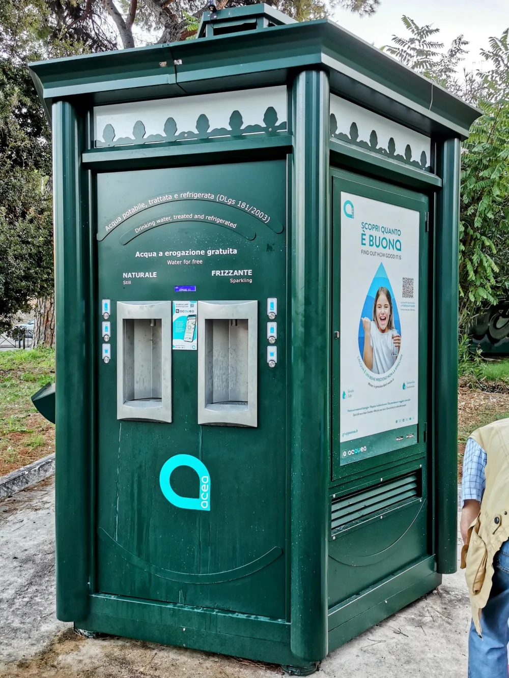 Point de remplissage de gourde et de recharge USB dans une rue de Rome