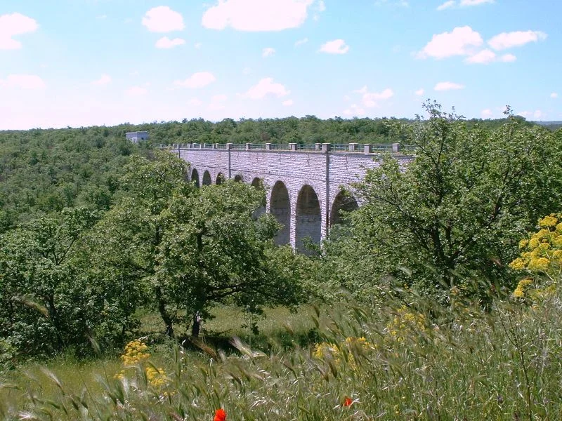 Piste cyclable sur le toit de l'Aqueduc des Pouilles près de Cisternino