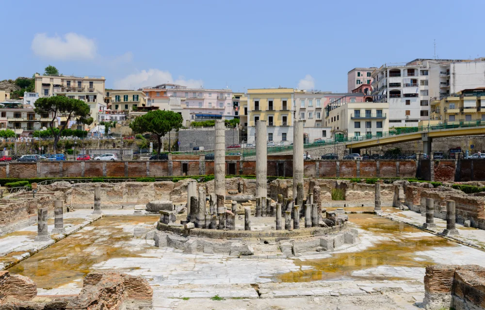 Colonnes de marbre du Macellum de Pozzuoli, Temple de Sérapis, Campanie