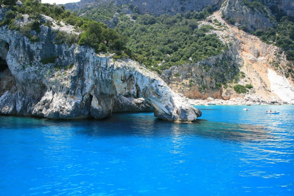 Cala Goloritzè se regarde souvent depuis le bateau