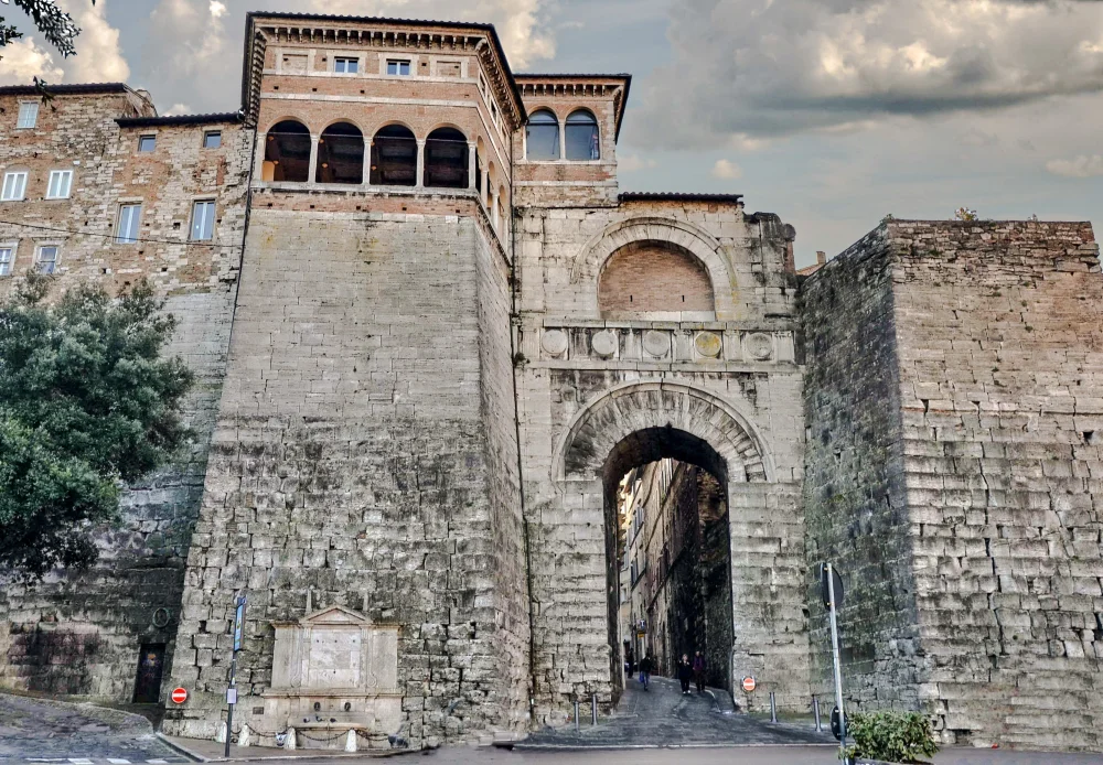 Blocs de travertin de l'Arco Etrusco dans le centre historique de Pérouse
