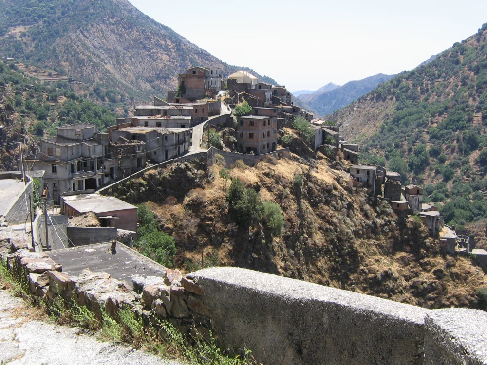 Maisons abandonnées de Roghudi Vecchio dominant la fiumara Amendolea, Aspromonte