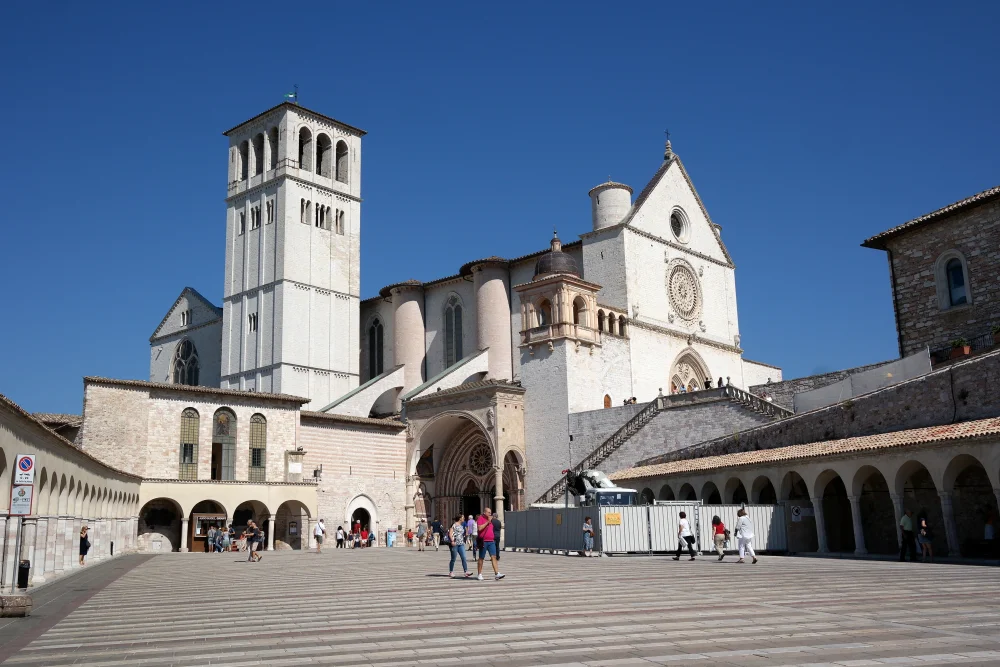 Crypte de la Basilique Inférieure de San Francesco à Assise, tombeau de saint François derrière les grilles