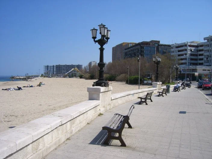 Plage municipale Pane e Pomodoro à Bari, sable rapporté et digues de pierre, Pouilles