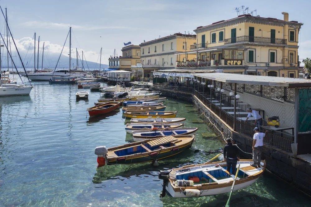 Port et quais du Borgo Marinari au pied du Castel dell'Ovo, Naples