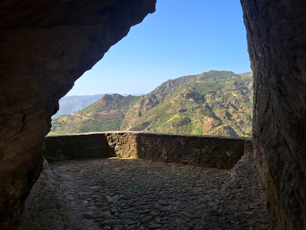 Vue depuis le château normand de Bova sur la vallée et la mer Ionienne, Calabre