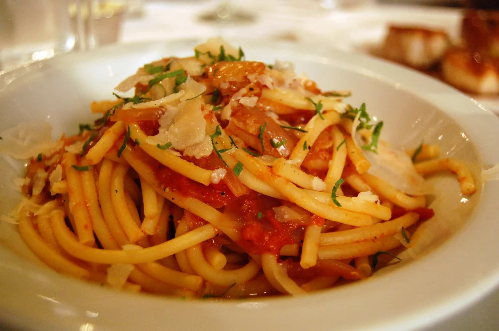 Bucatini all'amatriciana, pâtes à la sauce tomate, guanciale et pecorino, Rome