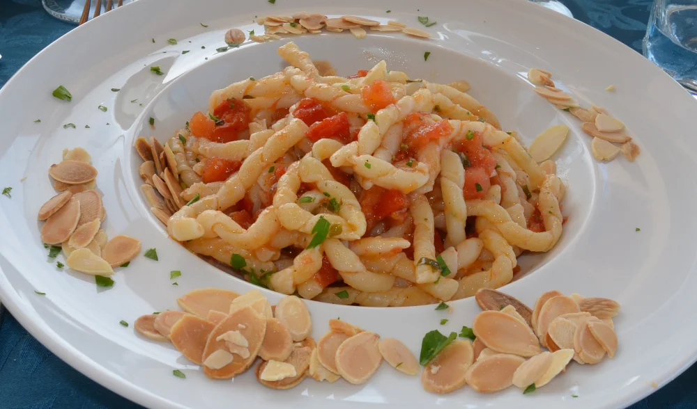 Busiate siciliennes aux fruits de mer, pâtes torsadées traditionnelles de la province de Trapani