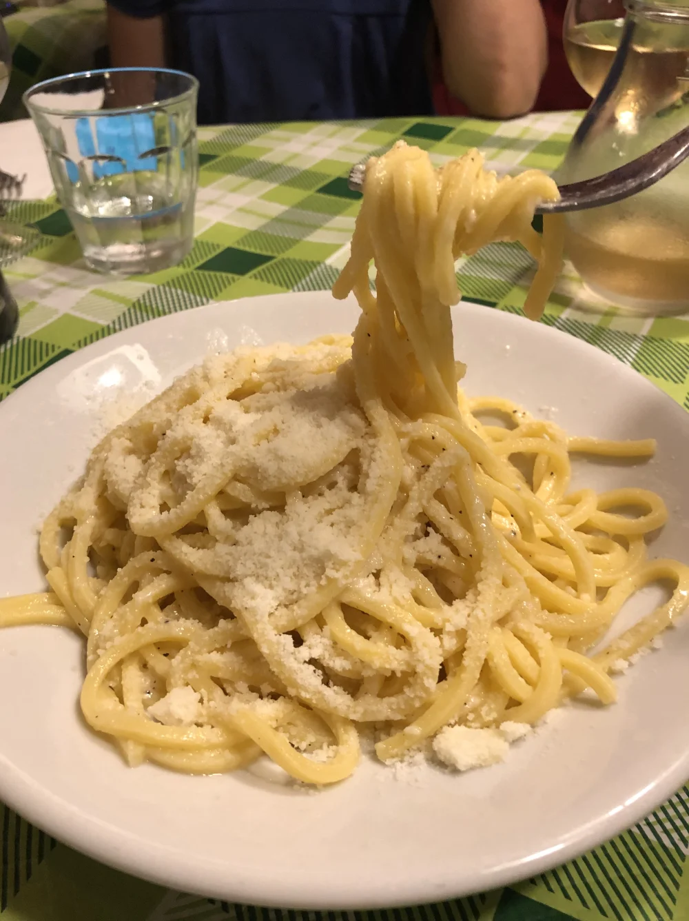 Que manger à Rome ? des Cacio e pepe servie dans une trattoria romaine, pâtes enrobées de pecorino et de poivre noir