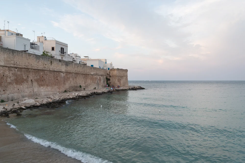 Cala Porta Vecchia à Monopoli, plage de sable adossée aux remparts du XVIe siècle, Pouilles