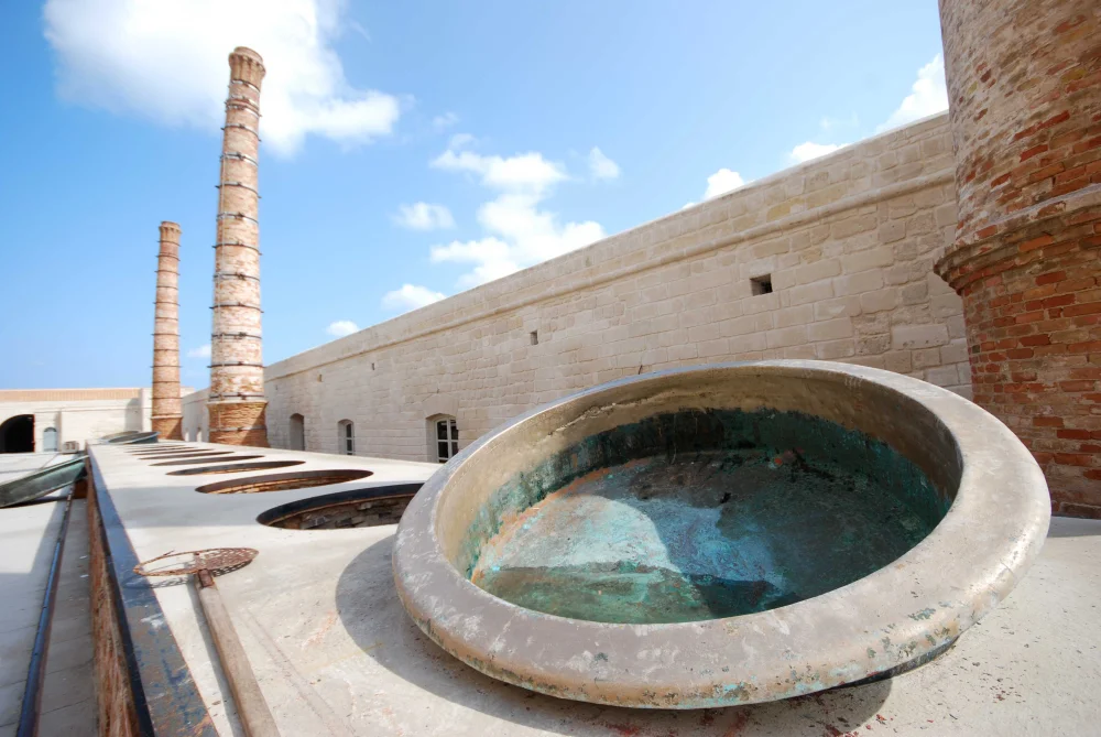 Chaudières en fonte de l'ancienne conserverie de thon Florio à Favignana