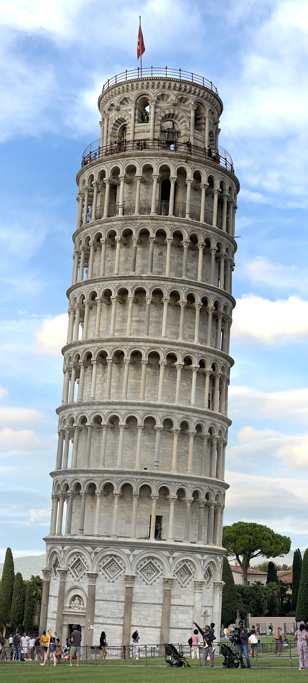 Ascension de la Tour de Pise par l'escalier en colimaçon incliné, Toscane