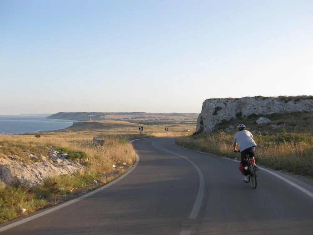 Route de campagne bordée de murets de pierre sèche en Vallée d'Itria, Pouilles