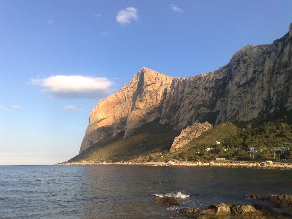 Côte rocheuse et eau transparente de la réserve naturelle de Capo Gallo près de Palerme
