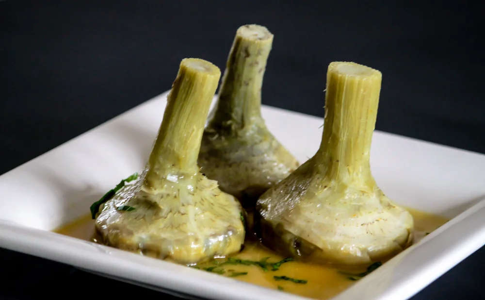 Carciofi alla romana, artichauts braisés à l'huile d'olive, à l'ail et à la menthe, Rome
