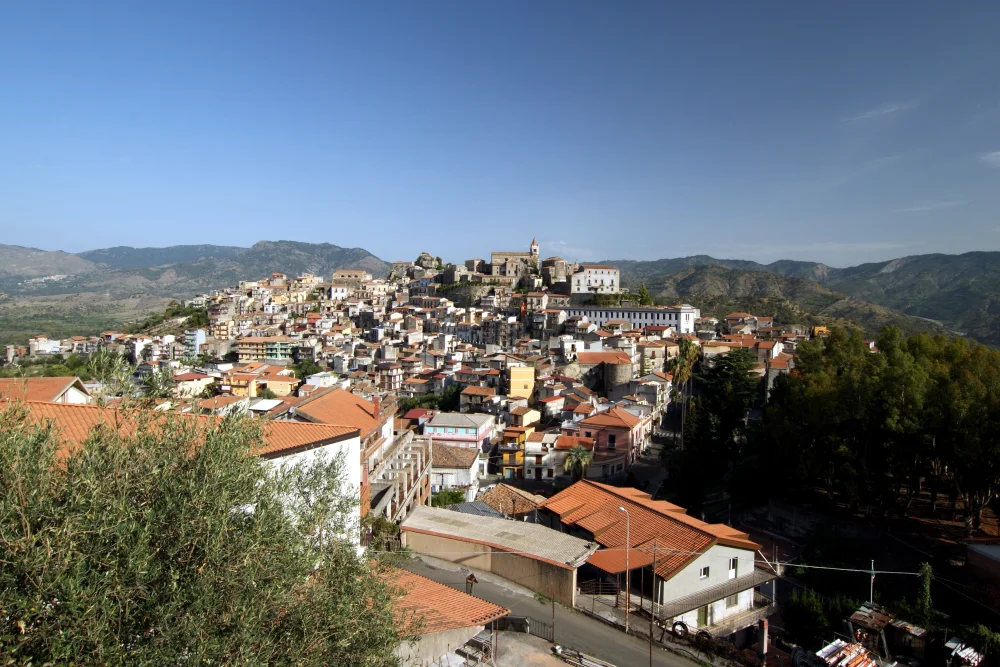 Vue panoramique du village de Castiglione di Sicilia sur les pentes de l'Etna