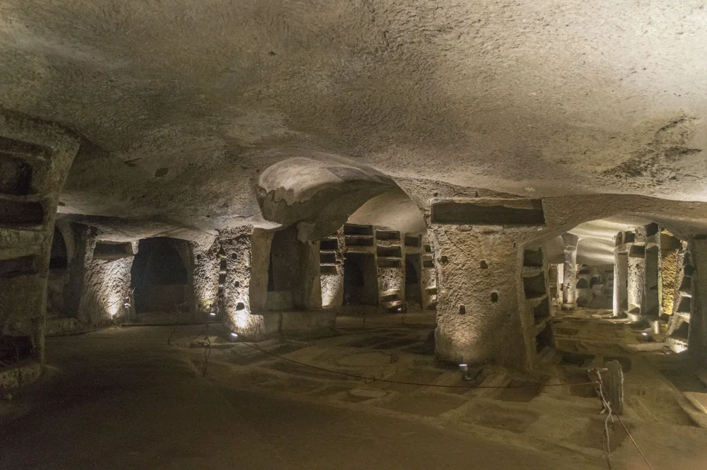 Galerie souterraine des Catacombes de San Gennaro creusée dans le tuf jaune, Naples