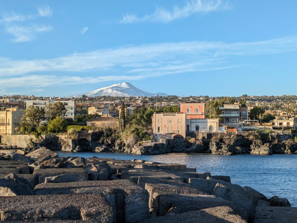 Port de pêche d'Ognina à Catane avec vue sur l'Etna